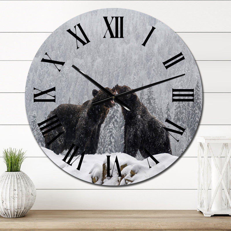 Deux combats d'ours bruns en forêt d'hiver - Horloge murale traditionnelle, Petit