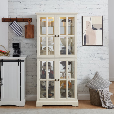 Vitrine exquise avec quatre portes en verre et tablettes réglables, idéale pour mettre en valeur des objets de collection
