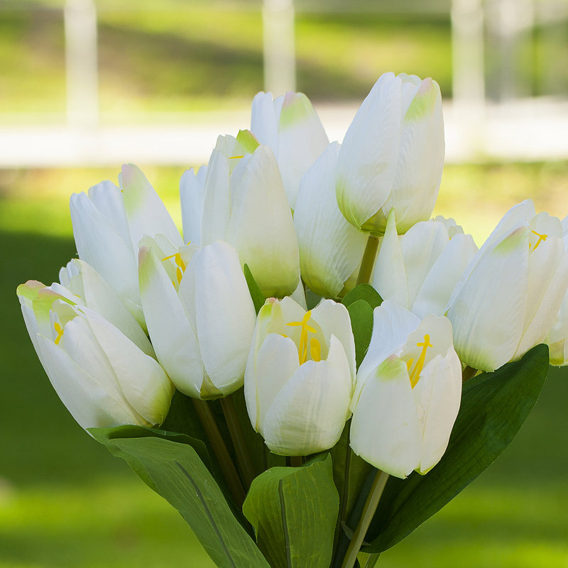 Fleur de tulipe artificielle dans un vase, Crème