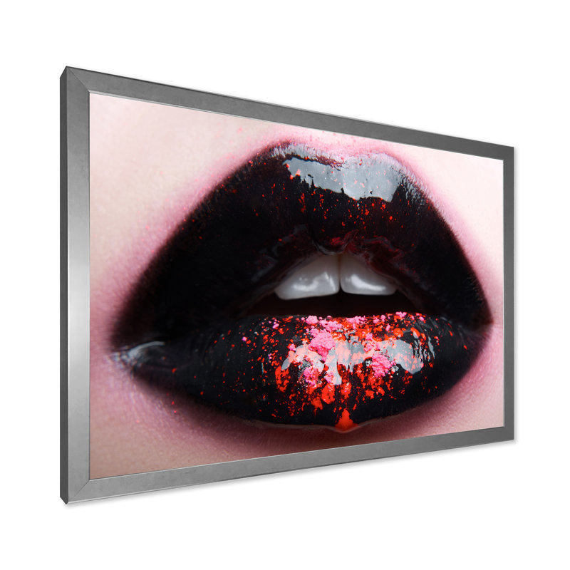 Femme charnue avec des lèvres noires et roses - Photographie sur toile, H 12 po x l 20 po x p 1 po, Cadre photo argenté