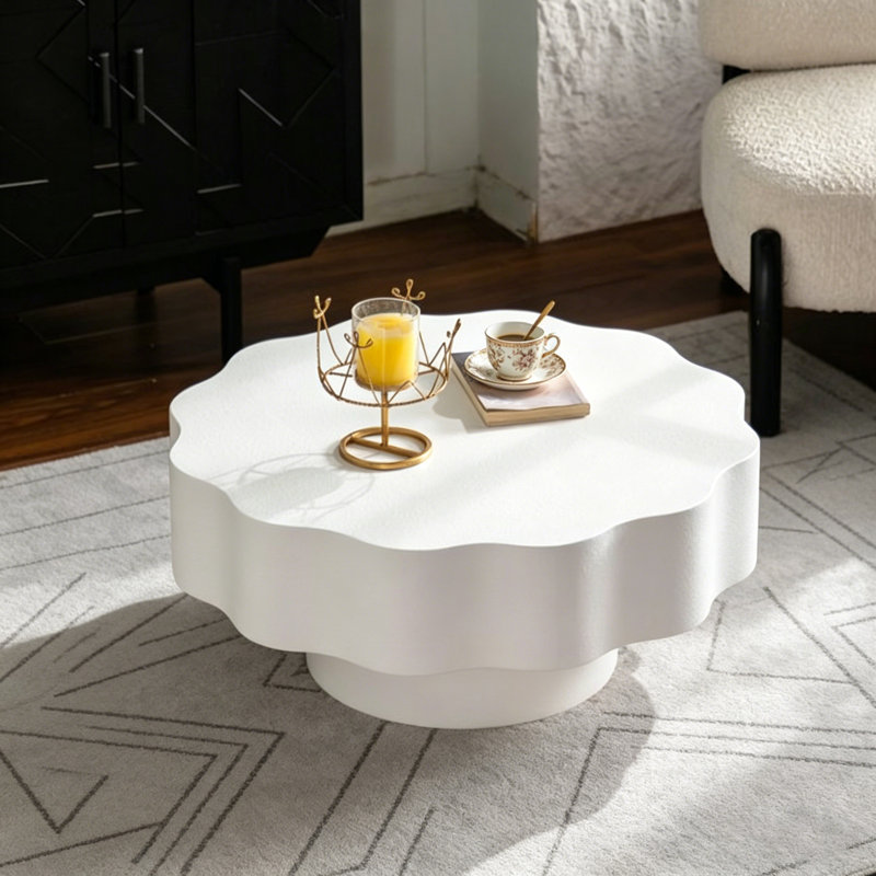 Table basse festonnée: forme unique à bord ondulé, pièce centrale élégante pour les espaces élégants., White