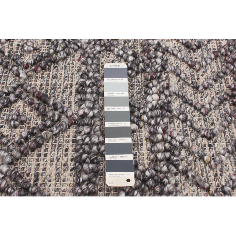 Tapis gris foncé en laine tressé à la main
