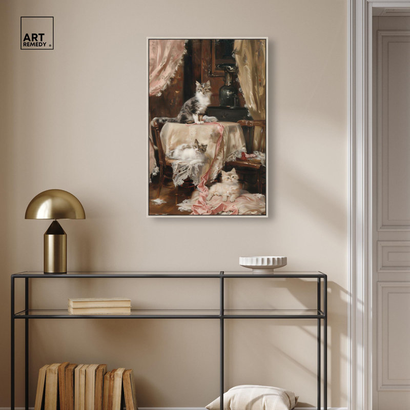 «Kittens at the Table» par Art Remedy, H 31 po x l 21 po, Cadre flottant, Argent argent