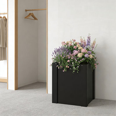 Boîte à fleurs d'extérieur moderne, lit de jardin surélevé pour une plantation peu encombrante et un aménagement paysager élégant.