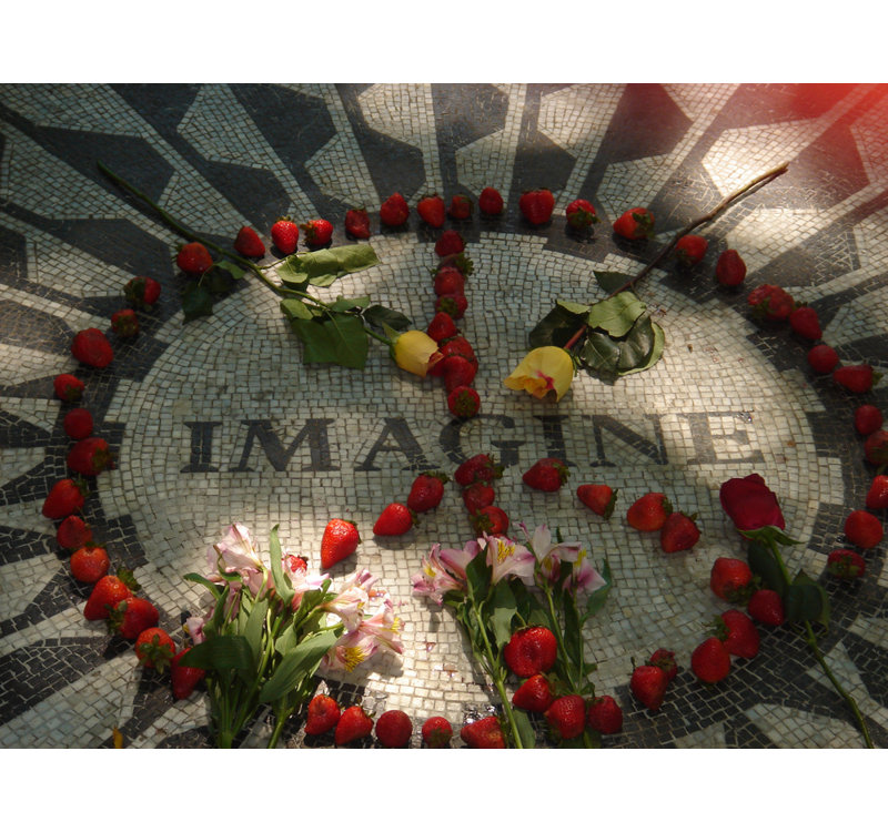 Hommage à John Lennon à New York, H 18 po x l 24 po