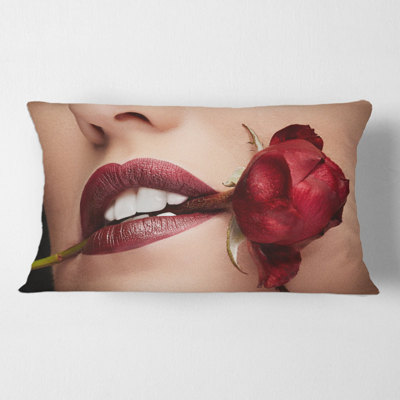 Femme avec rouge à lèvres tenant une rose dans la bouche, housse de coussin rectangulaire et insert