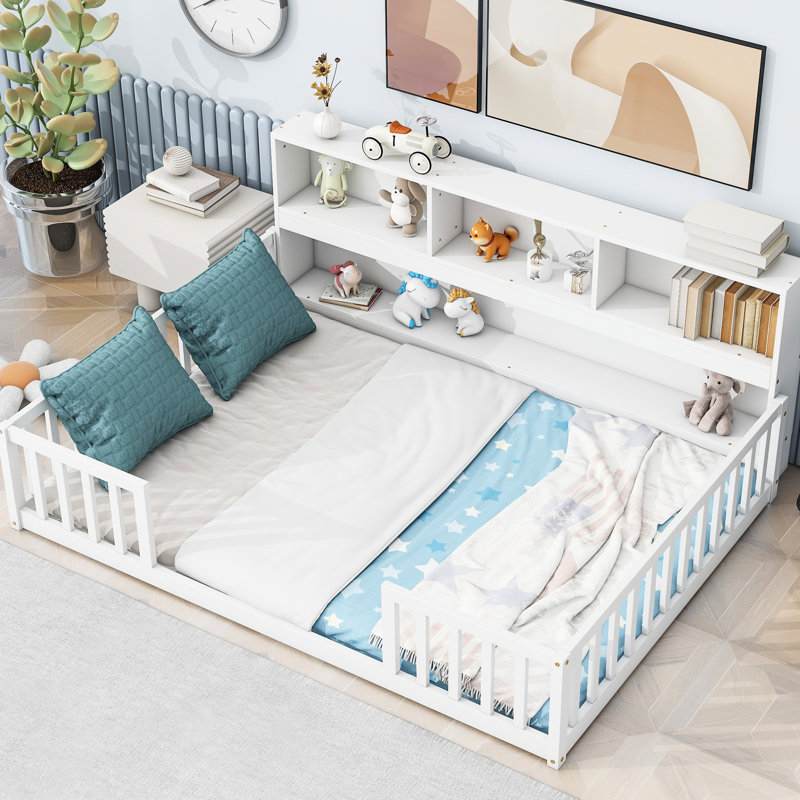 Lit blanc à plancher double avec bibliothèque et tablettes, garde-corps pour une protection confortable dans la chambre à coucher, bois de pin pratique pour le coucher