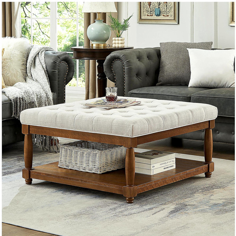 Grande table basse carrée avec repose-pieds en lin capitonné et grand repose-pieds avec tablette en bois massif ivoire
