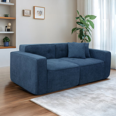 Le canapé moderne en velours de peluche, le canapé à compression 3 places en mousse, le coussin en coton et en polyester doux et la grande profondeur d'assise donnent au grand canapé un petit volume