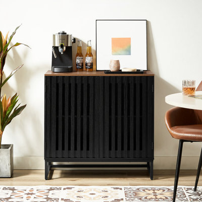 Armoire de style moderne avec porte rayée noire et métal, grand espace de rangement pour l'organisation de la maison, fabrication en métal, conception de différentes pièces,