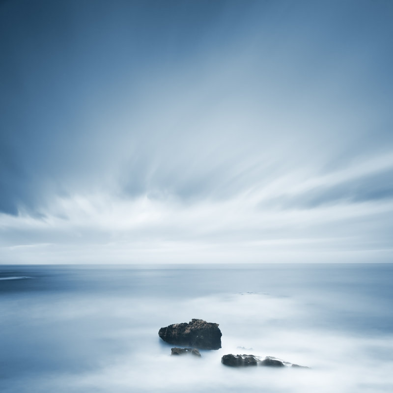 Océan bleu sous un ciel nuageux - Photographie sur toile tendue, L 12 po x H 12 po