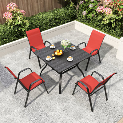 Ensemble repas 5 pièces pour patio, table à grain de bois rétro avec trou pour parasol + 4 chaises empilables ergonomiques, pour terrasse
