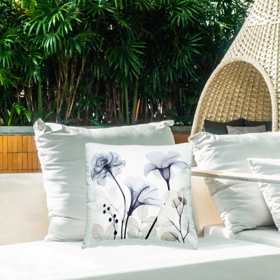 Coussin d'extérieur Serene Florals on White Design par Albert Koetsier