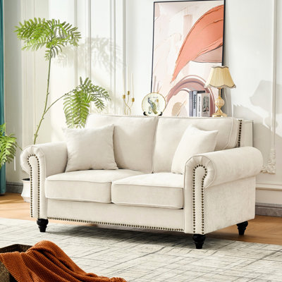 Canapé 2 places moderne beige 63 "avec accoudoirs roulés, revêtement en chenille, pieds en bois et garniture cloutée pour la vie en appartement, rembourrage en mousse haute densité, sensation de velours doux, structure en pin massif, courbé, moyen