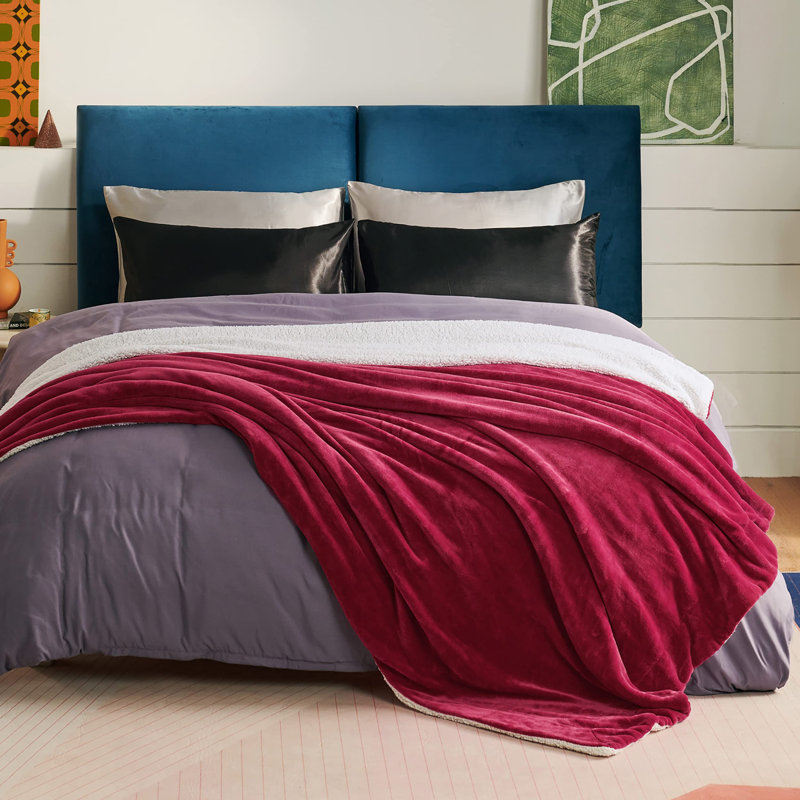 Bedsure GentleSoft™ Sherpa Throw Blanket – Thick All-Season Warm Bed Blanket – Red – Ideal Gift for College Students, Red