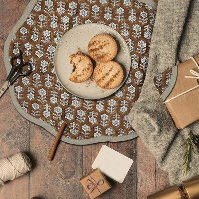 Fabdivine 15"Radiant Scalloped Table Mats - Tulsi Buti