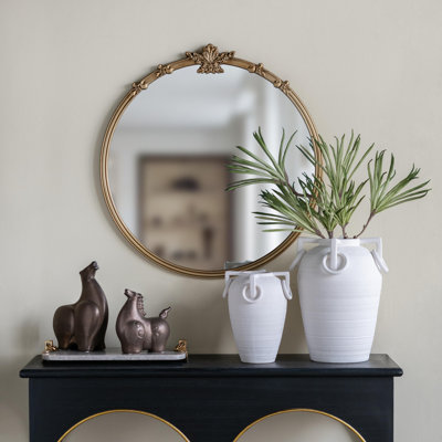 Miroir mural avec finition dorée et écusson décoratif