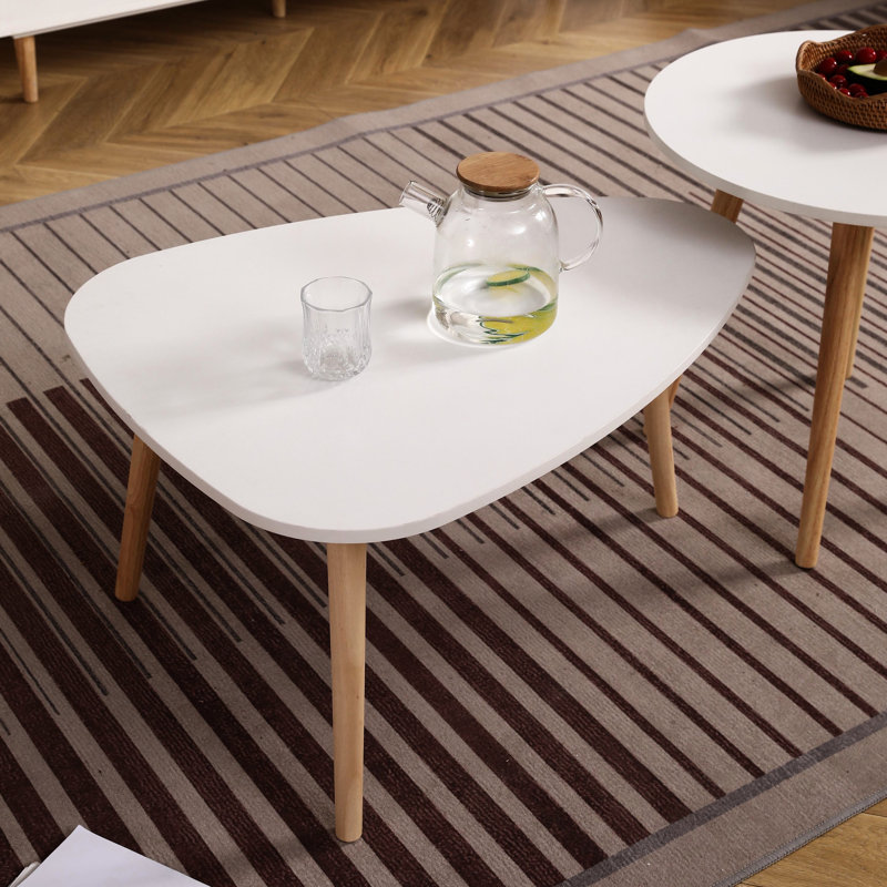 La table basse 900, ovale, blanche et chêne, rehausse l'esthétique domestique de 900 mm, ajoutant une touche moderne à l'espace de vie