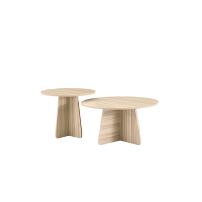 Ensemble de tables basses gigognes de style rétro avec base croisée, hauteurs optimisées pour un canapé, conception peu encombrante et finition en grain de bois réaliste.