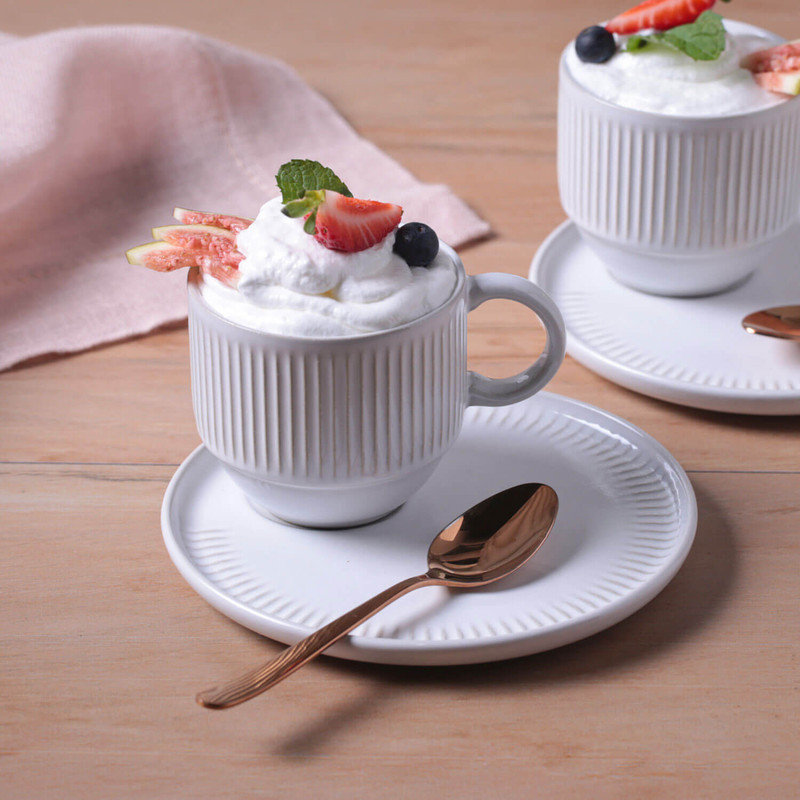 Nouvelle tasse à thé empilable 7,78 oz avec soucoupe en céramique New Linhas - allant au micro-ondes, au four et au lave-vaisselle, par Porto Brasil