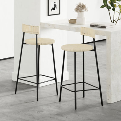 Ensemble de 2 tabourets de bar en corde de papier tressée à la main. Chaises de bar décoratives pour la maison. Structure en métal noir, siège blanc crème. Polyvalents et faciles à installer, surtout dans un restaurant.