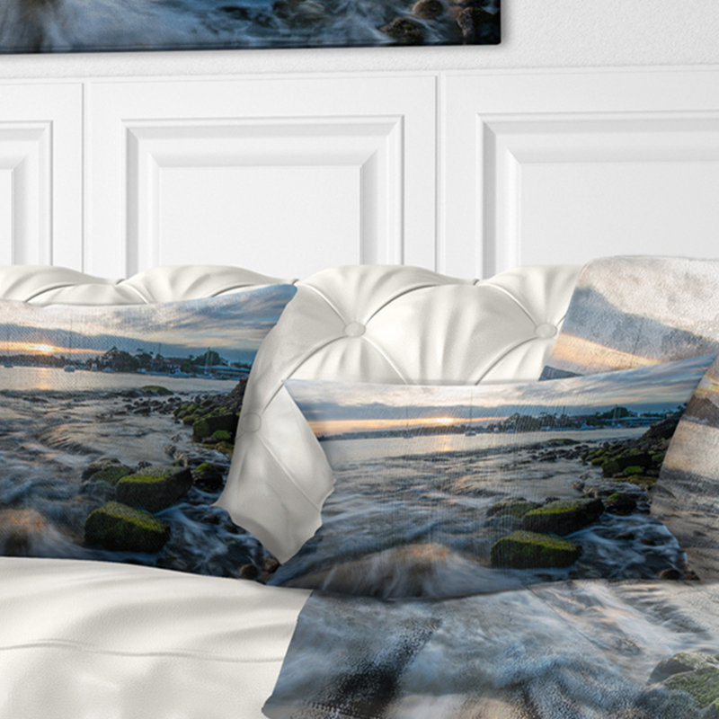 Coussin lombaire en mer d’ondulations au-dessus de roche