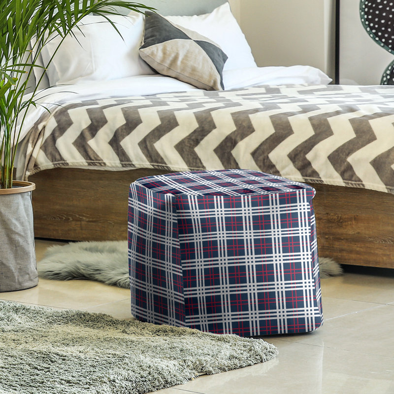 Pouf carré à carreaux New England, Mélange de polyester bleu nautique / rouge / blan, H 13 po x l 13 po x P 13 po