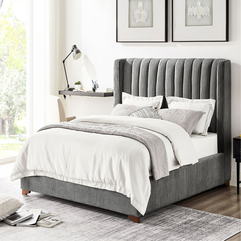 Lit simple de conception moderne avec tête de lit en velours côtelé et support en lattes de bois, sans sommier tapissier, lattes de style gris foncé, ressorts nécessaires pour une nuit de repos