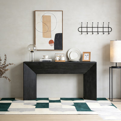 Console en bois avec canapé et couloir