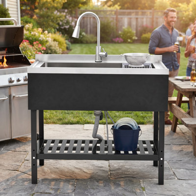 Évier utilitaire autoportant en acier inoxydable LifeSky pour barbecue dans le jardin : fini les allers-retours à la cuisine ! Profitez de 2 heures de plus avec vos amis et votre famille lors de vos grillades en plein air. Robinet extractible et égouttoir latéral.