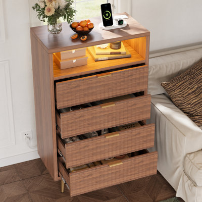 Commode moderne à 4 tiroirs avec lumières DEL et station de charge, commode en bois cannelée, poignées dorées, armoire de rangement de 28 po de largeur pour chambre à coucher, placard, salon, couloir - noyer