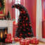 Arbre de Noël illuminé 6 pi avec 250 lumières DEL, forme incurvée et base en métal, arbre de Noël artificiel à charnières, noir