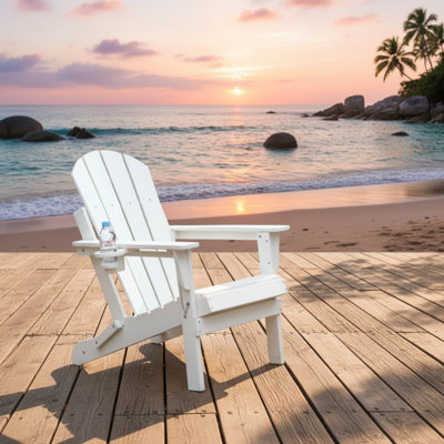 La chaise Adirondack, fabriquée en matériau composite à grain de bois blanc, présente une conception pliable et est livrée avec des porte-gobelets doubles, offrant à la fois confort et fonctionnalité.