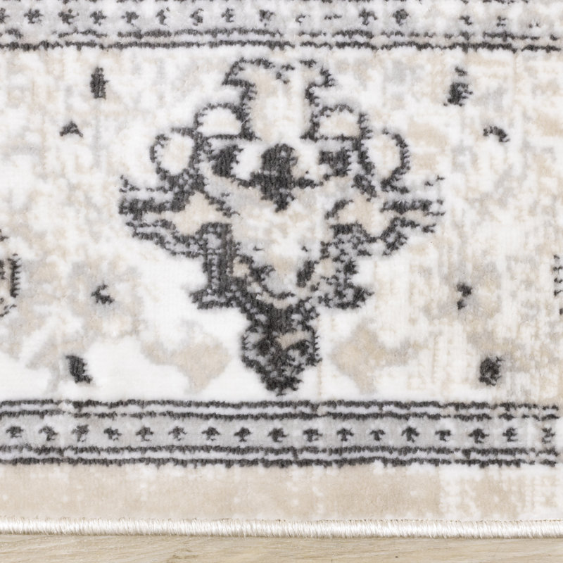 Tapis traditionnel beige Ishant, Rectangle 5 pi 3 po x 7 pi 7 po