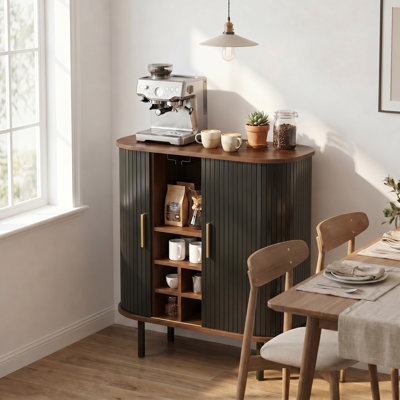 Armoire à vin cannelée de 28 po avec support à vin à 8 grilles, 5 tablettes réglables à 5 niveaux, 2 porte-verres, portes à tambour coulissantes, 4 espaces de rangement cachés sur le côté, station de café moderne, noir