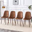 Ensemble de quatre chaises exquises avec dossier en suède et pieds de transfert, parfaites pour rehausser la décoration intérieure dans divers styles