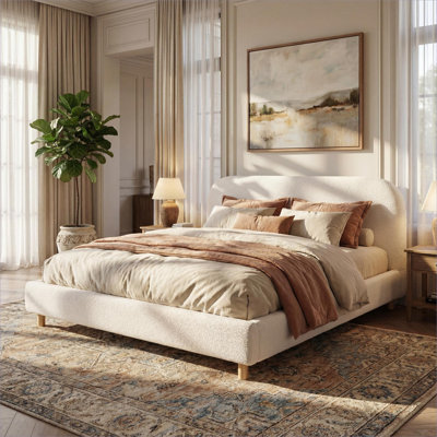 Pour le repos dans la chambre des maîtres et la lecture de loisir, un lit très grand californien recouvert d'une boucle blanche avec une tête de lit épaisse incurvée, un style minimaliste moderne
