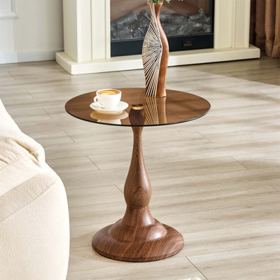 Petite petite table d'appoint en métal avec finition grain de noyer, plateau en verre trempé et base élégante en forme de vase pour une utilisation polyvalente