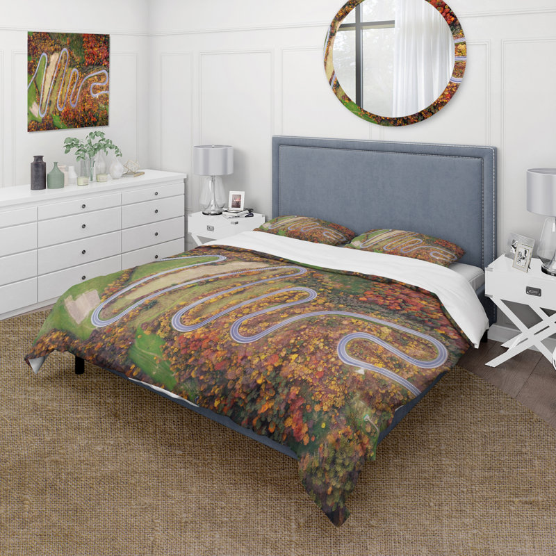 Vue aérienne de la route sinueuse dans un paysage d'automne - ensemble de housse de couette traditionnel - microfibre de polyester