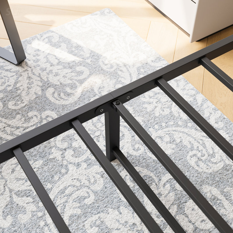 Structure de lit plateforme en métal robuste avec tête de lit de style victorien, rangement sous le lit et pas de sommier tapissier, taille simple