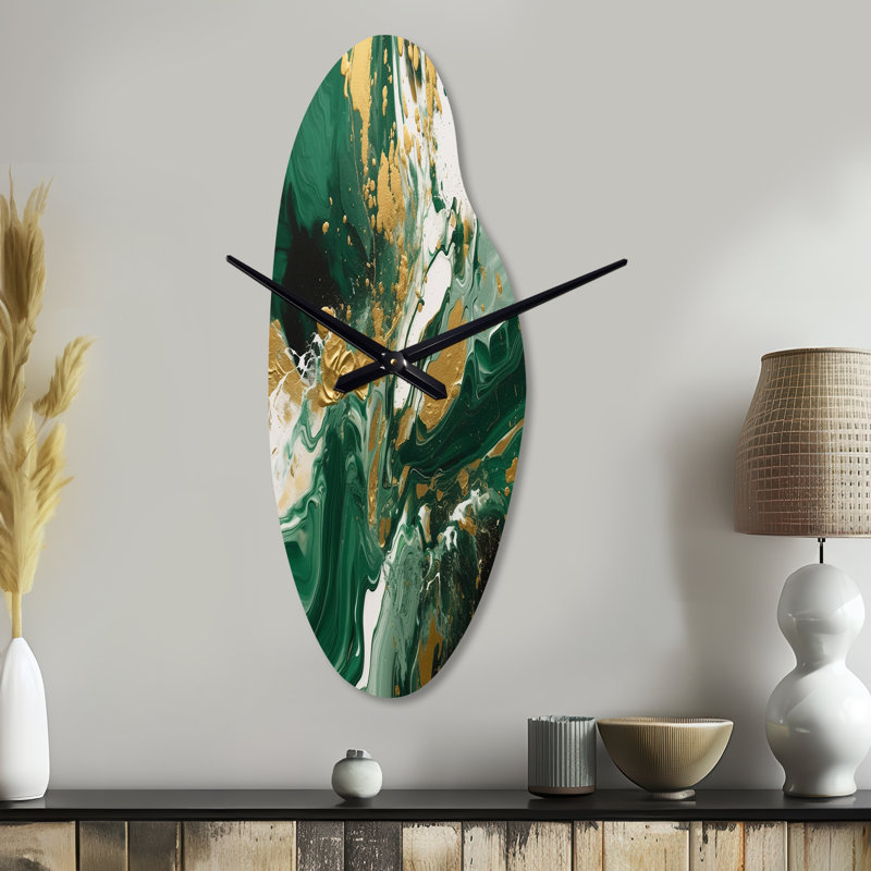 Vert et or liquide Magic I - horloge murale incurvée abstraite en métal, impression d'horloge murale asymétrique moderne