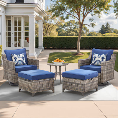 Ensemble de meubles de patio 5 pièces, 2 chaises berçantes pivotantes en osier PE toutes saisons, 2 repose-pieds polyvalents et une table d'appoint en verre trempé pour porche, balcon, jardin, bord de piscine, cour