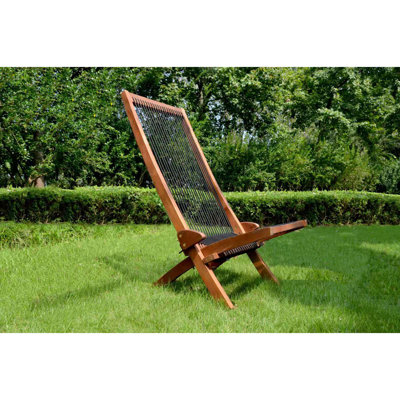 Chaise pliante en bois cordée pour une utilisation intérieure et extérieure, aucun assemblage requis, rangement et transport faciles, parfait pour se détendre.