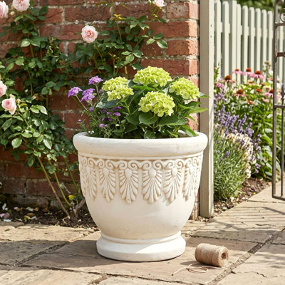Jardinière Roselmont Classic MGO de 36 cm (14,17 po) en forme d'urne, ornée de motifs de feuilles en coquillage, de volutes et d'une forme bulbeuse, idéale pour le jardin et la terrasse.