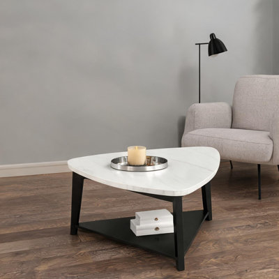 Table basse triangulaire en marbre blanc avec base en bois massif noir de jais et tablette de rangement ouverte pour le salon