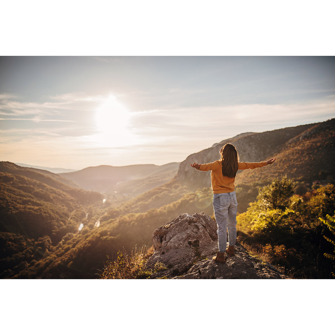 Young Female Hiker von South_agency - Ohne Rahmen auf Leinwand drucken