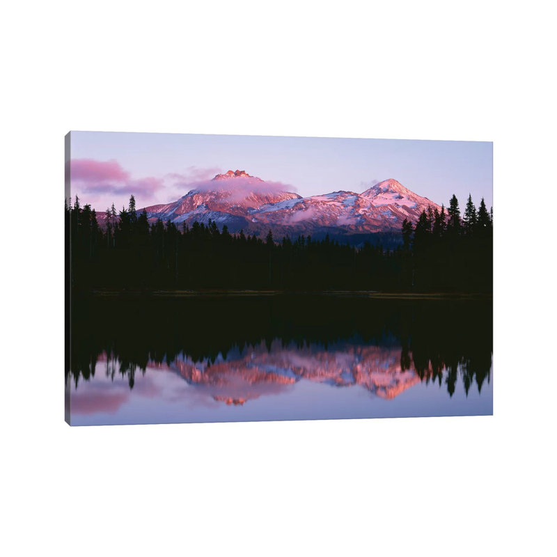 Oregon. Willamette NF, North and Middle Sister, With First Snow of Autumn par - Toile tendue, H 18 po x l 26 po x P 1,5 po