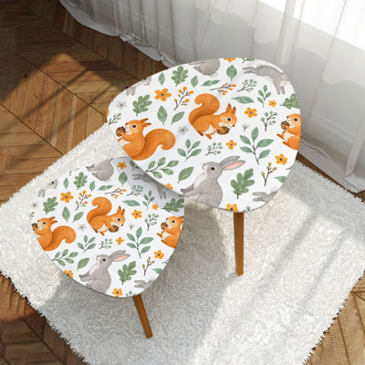 Ensemble de 2 tables basses gigognes triangulaires modernes, ornées de lapins, d'écureuils, de feuilles vertes et de fleurs, style milieu du siècle. Tables d'appoint empilables, petites tables de chevet pour salon, chambre, appartement et décoration intérieure.