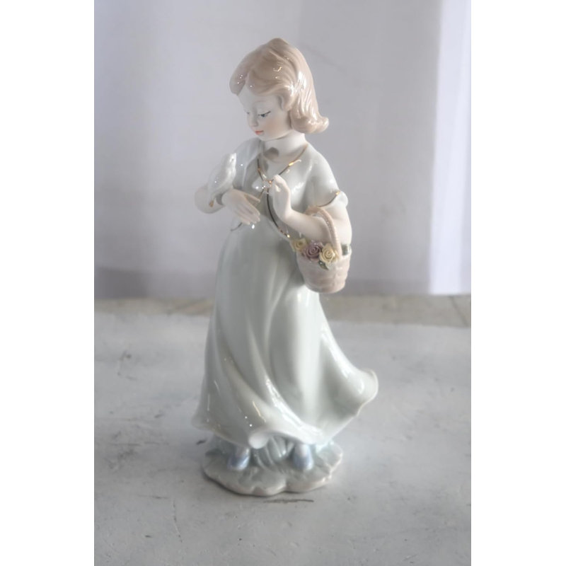 Statue fille en porcelaine avec colombes blanches et panier de fleurs 6 po x 4 po x H 12 po