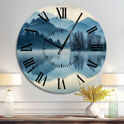 Horloge murale en métal au paysage d'un lac bleu serein à l'aube - Premières lueurs